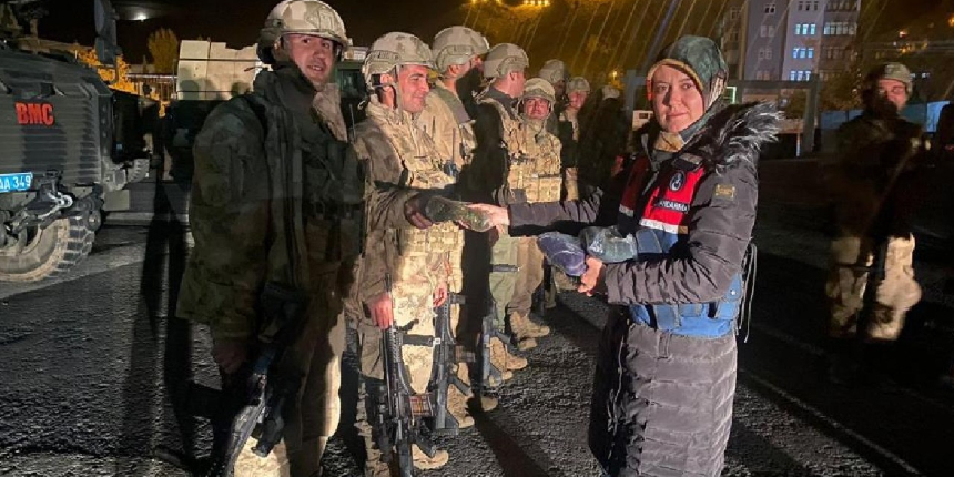 Elleriyle ördükleri çorapları Jandarma’ya hediye ettiler!