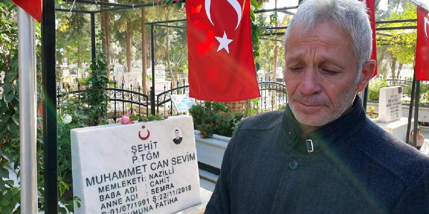 Şehit oğlunun mezarı başında konuşan babadan İYİ Partili Türkkan'a sitem!