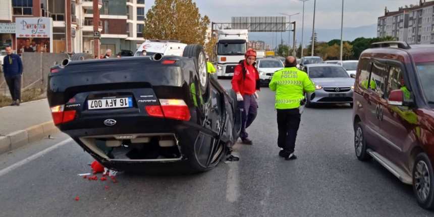 Korkunç kazada araç takla atarak ters döndü!