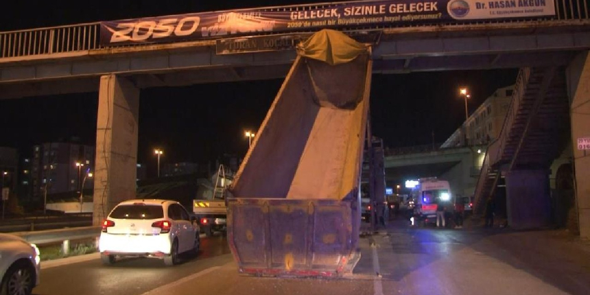 E-5’te damperi açılan kamyon üst geçide çarptı!