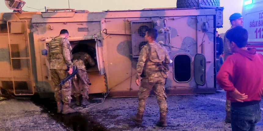 Siirt'te askeri araç devrildi! Askerler yanmaktan son anda kurtuldu