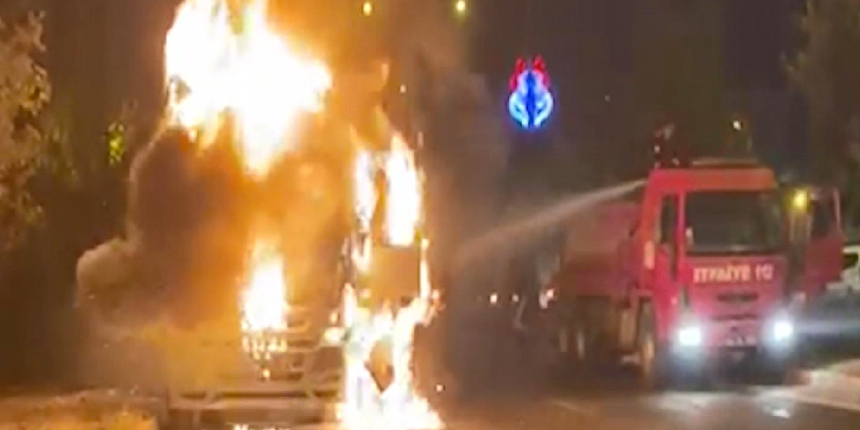 Ev eşyası yüklü TIR alev alev yandı
