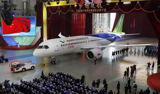 Çin'in yerli yolcu uçağı C 919 ilk uçuşunu yaptı