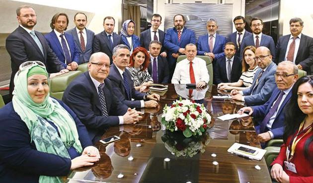 "İlahlaşmış köşe yazarları ile TV yüzlerine veda edeceğiz"