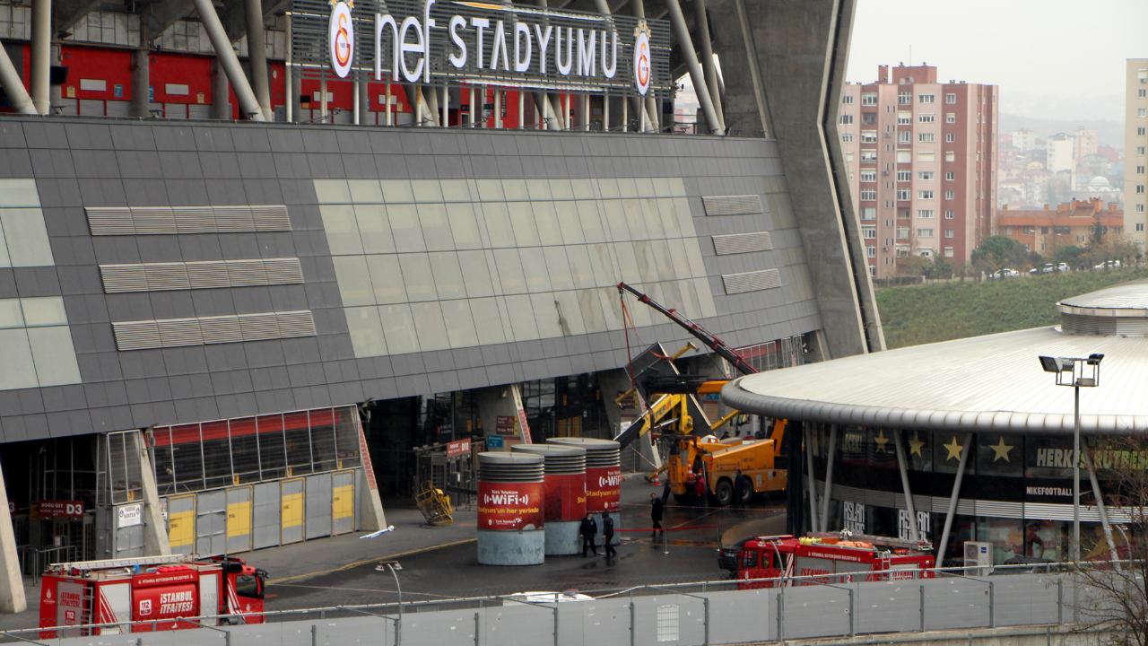 Galatasaray'ın stadında kaza! NEF Stadyumu'nda vincin devrilmesi sonucu 3 kişi yaralandı