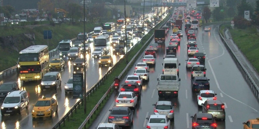 İstanbul'da sağanak yağış trafiği felç etti: Yoğunluk yüzde 80'i aştı