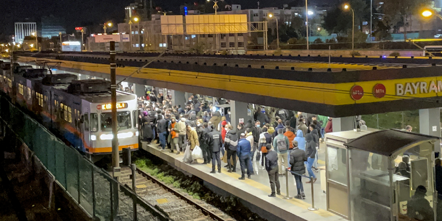 İstanbul'da metro hattında arıza! Yolcular istasyonlarda yoğunluk oluşturdu