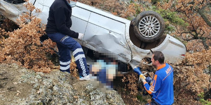 Virajı alamayan otomobil 45 metrelik uçuruma yuvarlandı: 4 yaralı