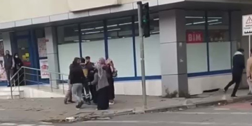 Bağcılar’da ‘halı silkeleme’ kavgası kanlı bitti: 3 yaralı