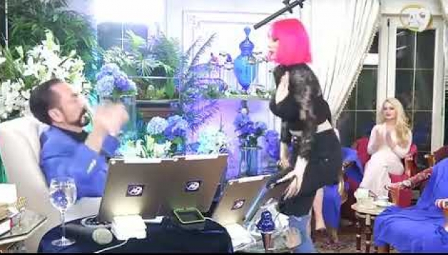 Pembe saçlı kedicik, Adnan Oktar'ı dansıyla büyüledi!