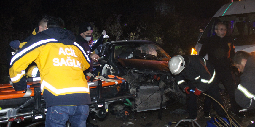 Kartepe’de 3 araç birbirine girdi: 8 kişi yaralandı