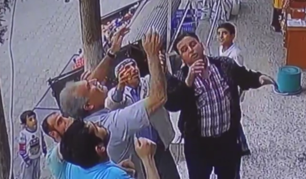 Balkondan düşen çocuğu esnaflar havada yakaladı.. / VİDEO