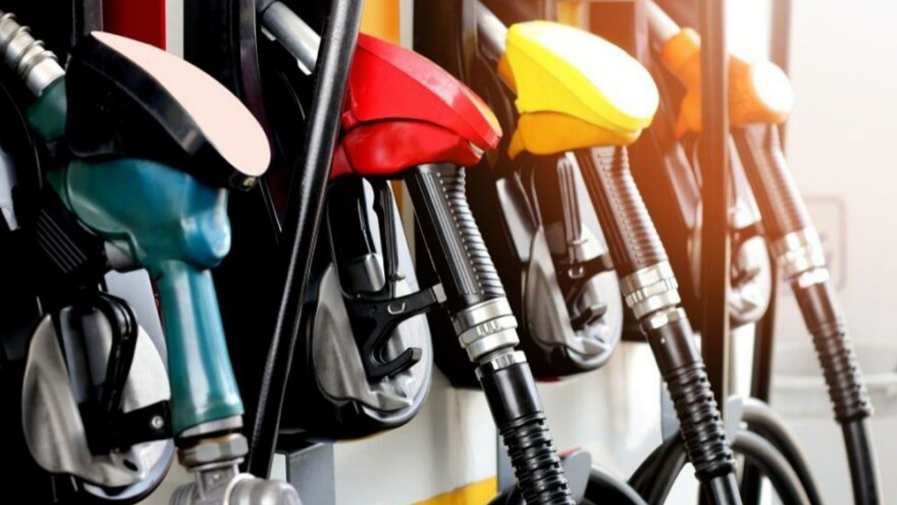 Akaryakıt istasyonlarında sıraya girenler dikkat: Benzine önce zam ardından indirim geleceği iddia edildi!