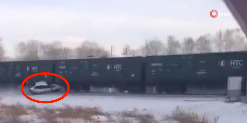 Tren, aracı sürücüsüyle birlikte paramparça etti! Makinistler kazayı fark etmedi