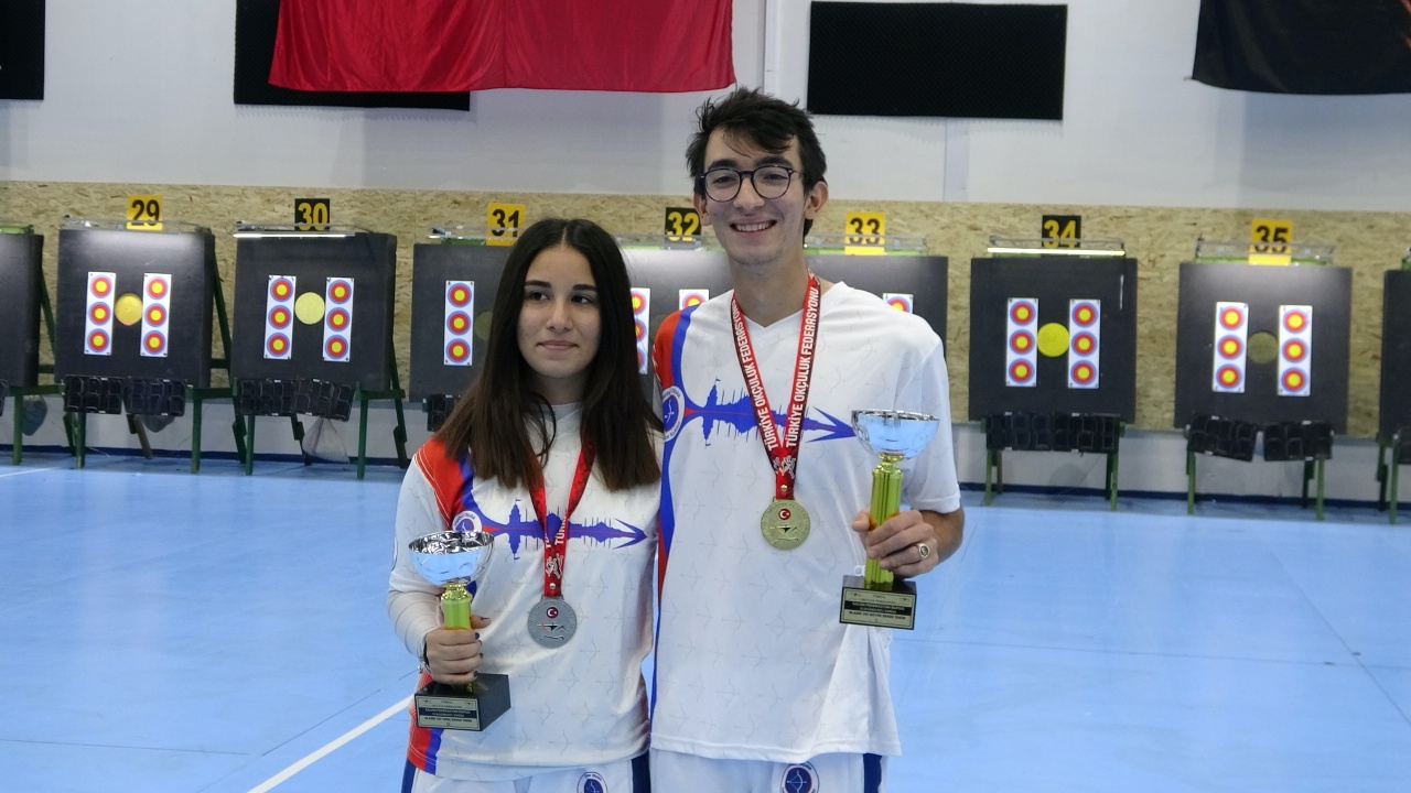 Mete Gazoz'un kardeşi de 12'den vurdu... Olimpiyat şampiyonu okçu kardeşini yetiştiriyor