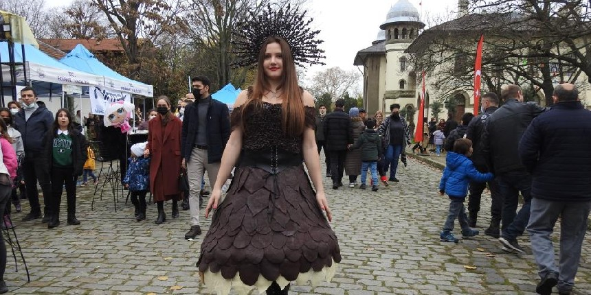 Görenler şaşkına döndü: 5 kiloluk çikolata elbise festivalin ilgi odağı oldu