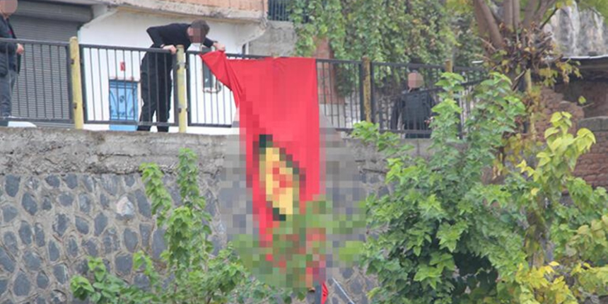 Diyarbakır'da istinat duvarına PKK paçavrası astılar!