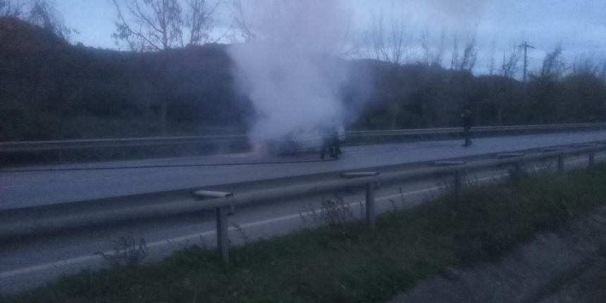 Seyir halindeki araç birden alev topuna döndü!