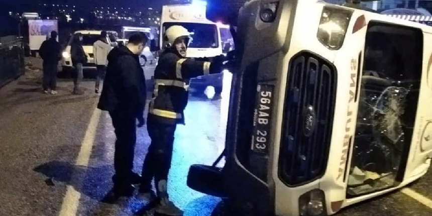 Vakaya giden ambulansa araç çarptı! O kaza kamerada