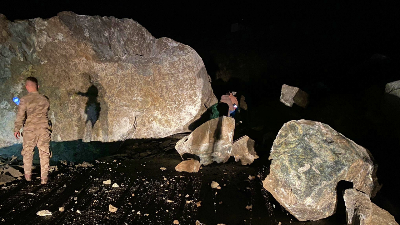 Giresun'da meydana gelen heyelan karayolunu kapattı