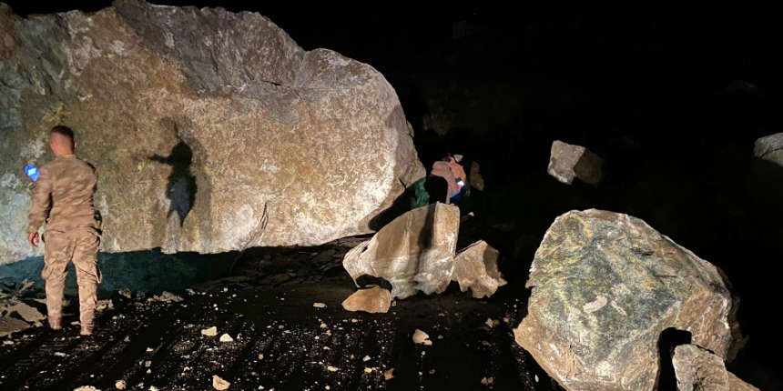 Giresun'da meydana gelen heyelan karayolunu kapattı