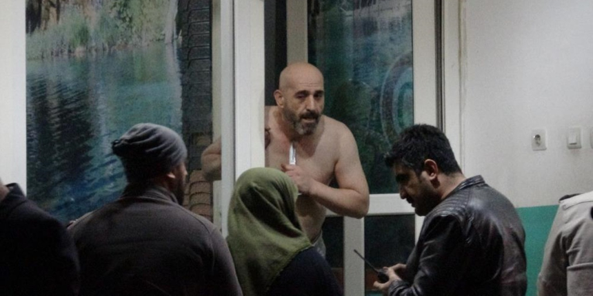 Cezaevine girmek istemeyen şüpheli, 9 kişiyi rehin aldı