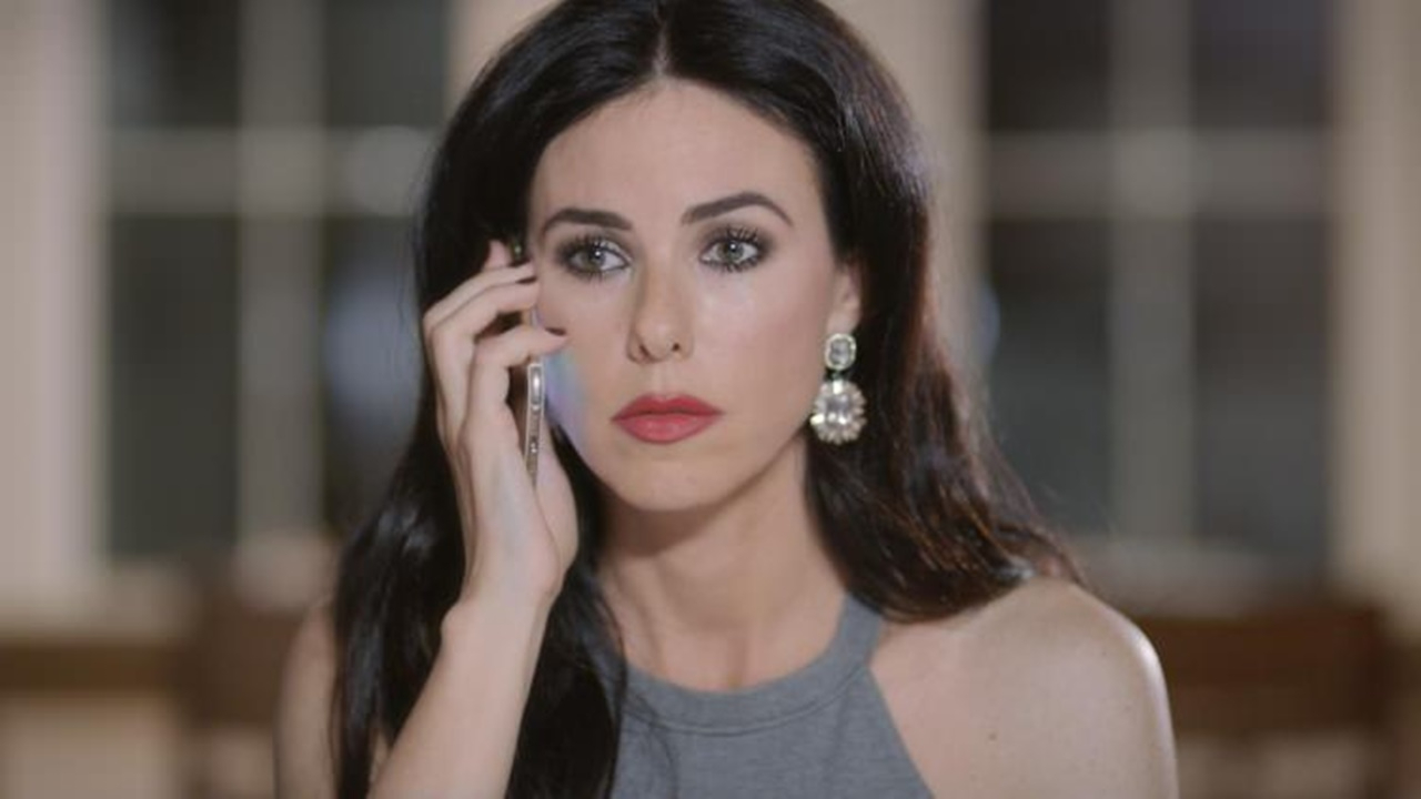 Defne Samyeli'yi tanıyabilene aşk olsun! Kim der 49 yaşında! Bikinisiyle verdiği pozlar görülmemiş!