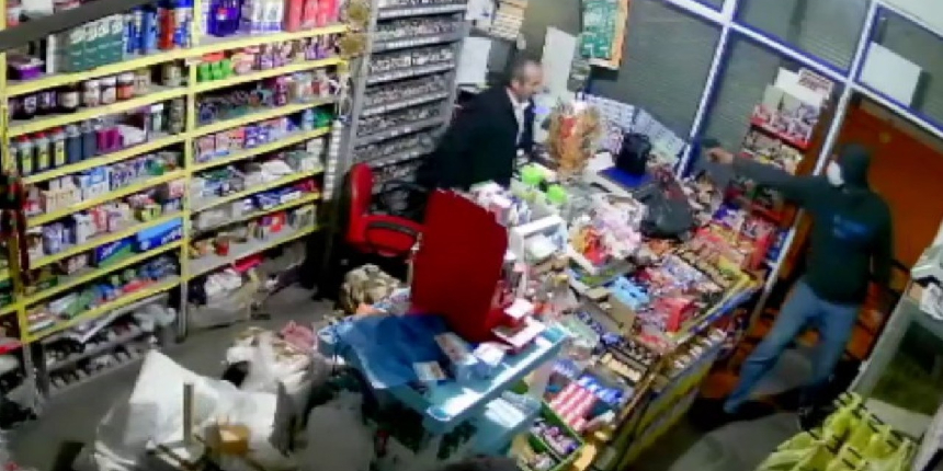 Markette silahlı saldırı anı kamerada...