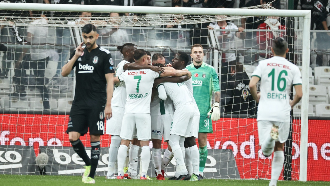 Beşiktaş evinde Giresunspor'dan fark yedi, futbolcular maçı bıraktı, tribünler isyan bayrağı açtı