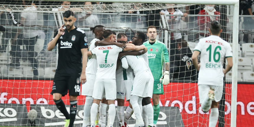 Beşiktaş evinde Giresunspor'dan fark yedi, futbolcular maçı bıraktı, tribünler isyan bayrağı açtı