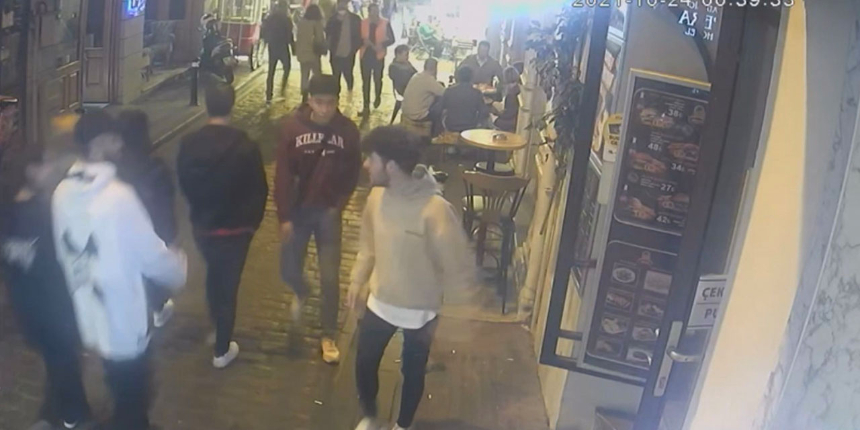 İstanbul'un göbeğinde dehşet anları: Genç kadını öldüresiye dövdü