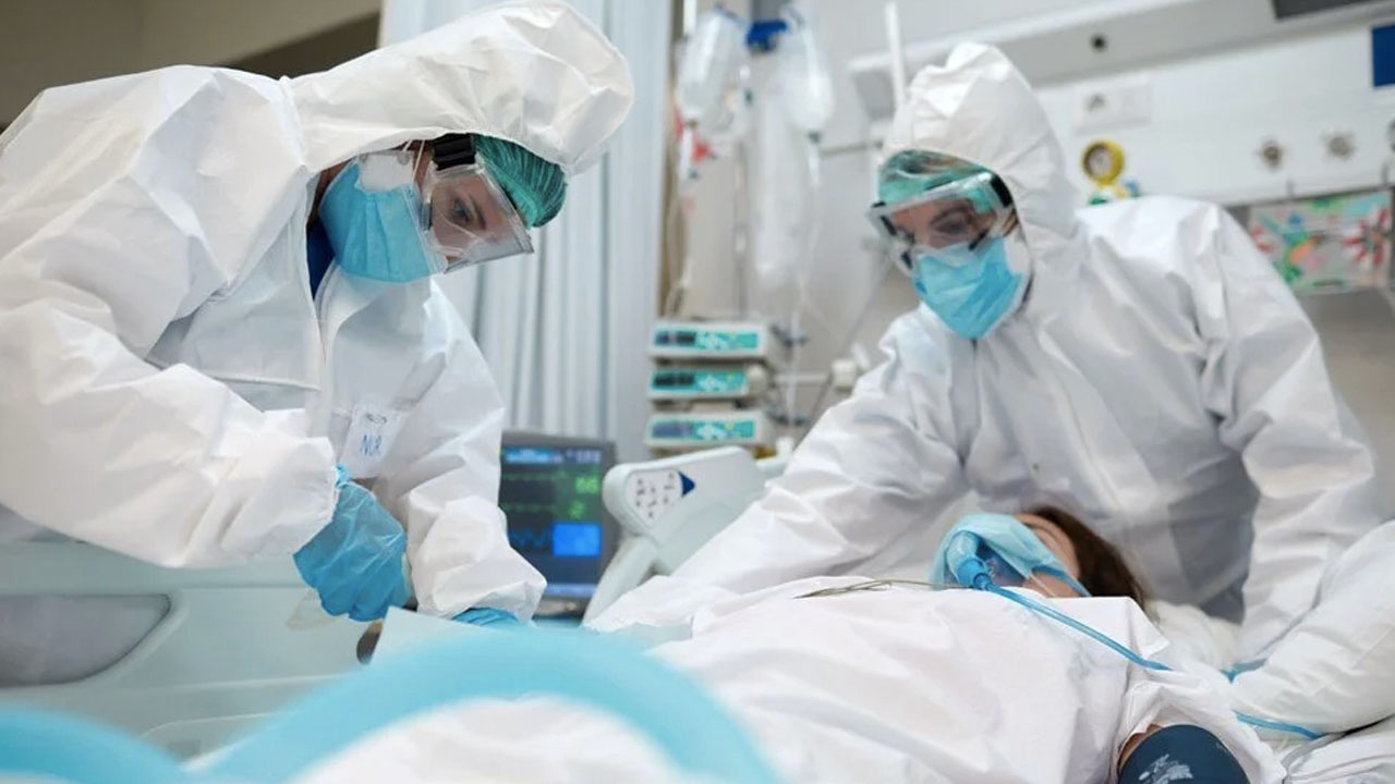 Omicron varyantını ilk tespit eden doktor konuştu: İşte yeni varyantın belirtileri
