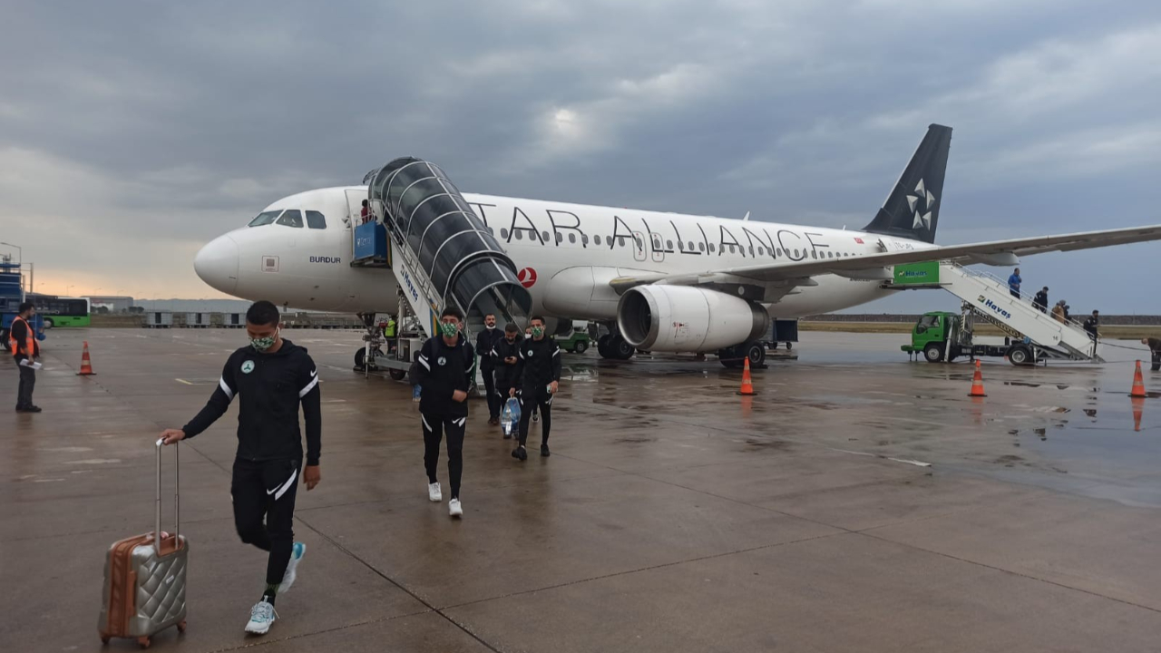 Giresunspor’u taşıyan uçak pisti pas geçti... Karadeniz ekibi büyük tehlike atlattı