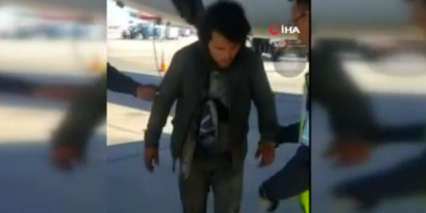 İnanılmaz yolculuk! Uçağın iniş takımlarında uçtu