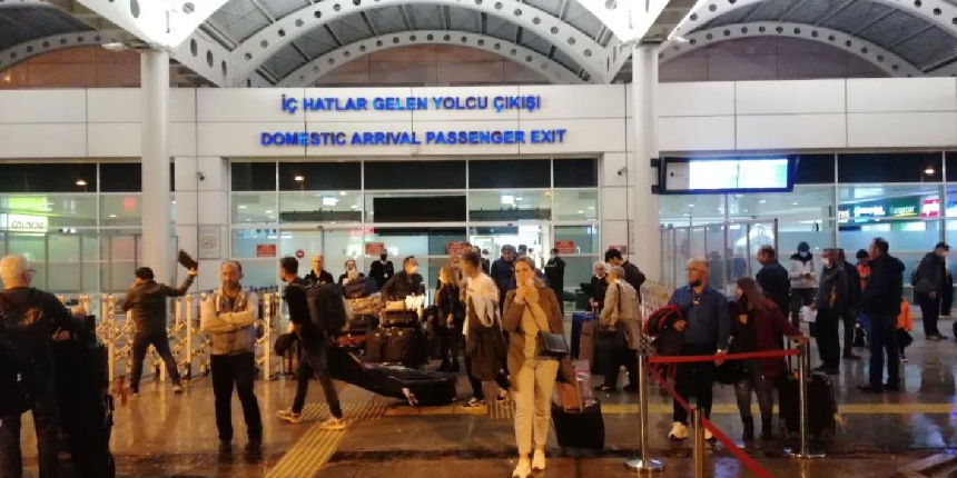 İstanbul’dan kalkan uçak Antalya’ya 6 saatte inebildi