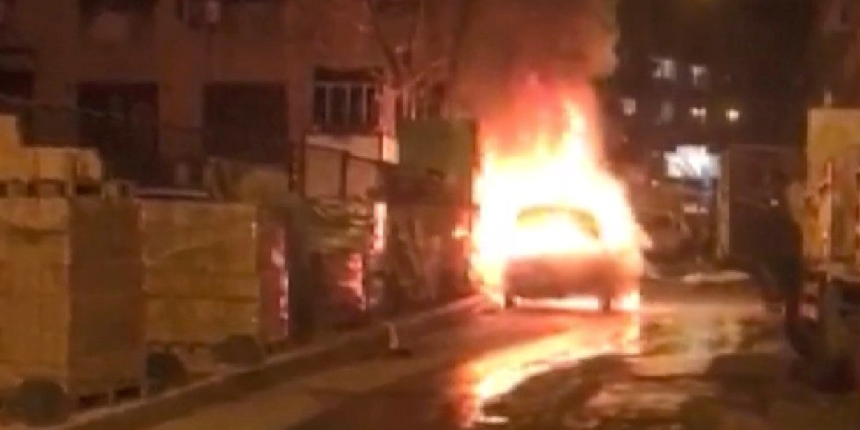 Beyoğlu'nda alevli gece! Park halindeki otomobil yandı