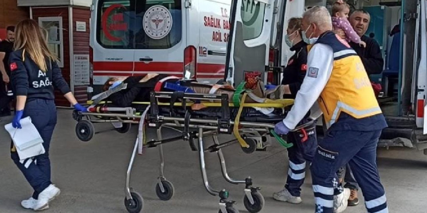 Bursa'da kamyonet ile otomobil çarpıştı; 1'i çocuk 4 yaralı
