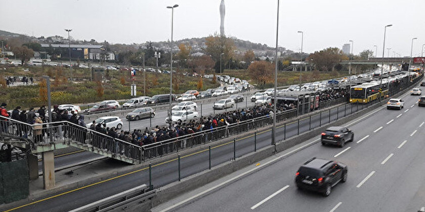 İstanbullunun ulaşım çilesi bitmiyor! Metrobüs kuyruğu yol kenarlarına kadar taştı...