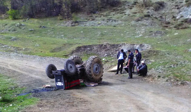 Devrilen traktörün altında kaldı