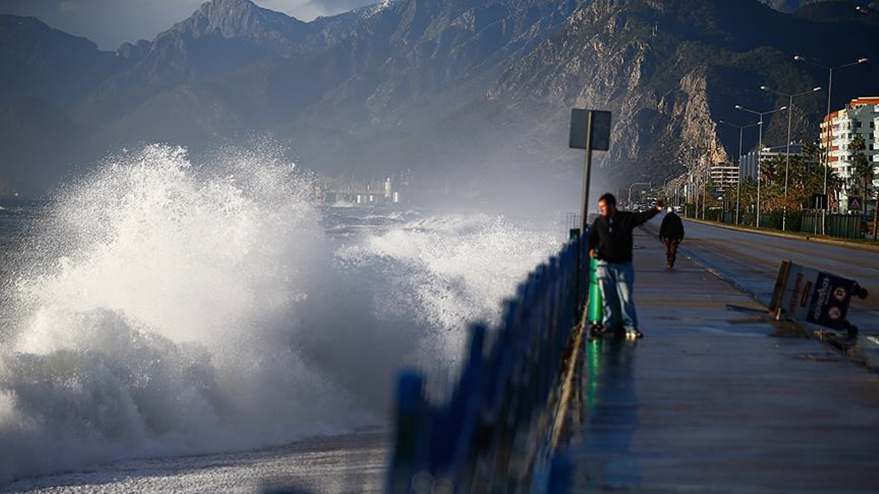Meteoroloji'den 67 kente sarı ve turuncu kodlu uyarı! Sıcaklıklar düşüyor...