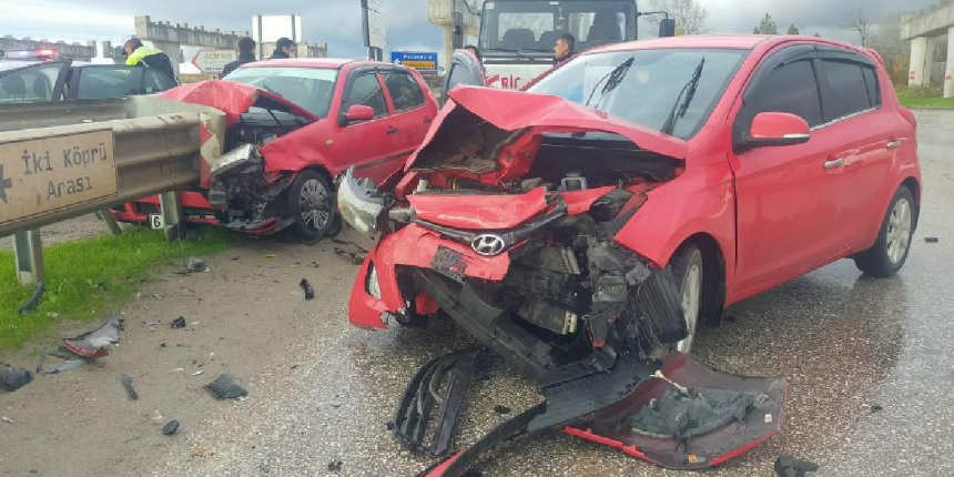 Otomobil bariyerlere ok gibi saplandı, ölümden döndüler