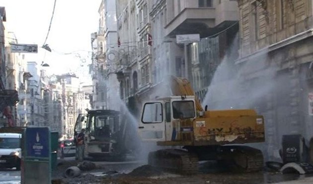 İstiklal Caddesi göle döndü! Vatandaş sandal aradı...