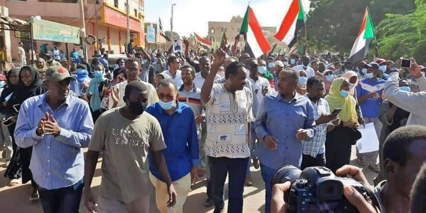 Sudan'da binlerce kişi Cumhurbaşkanlığı Sarayı'na yürüdü