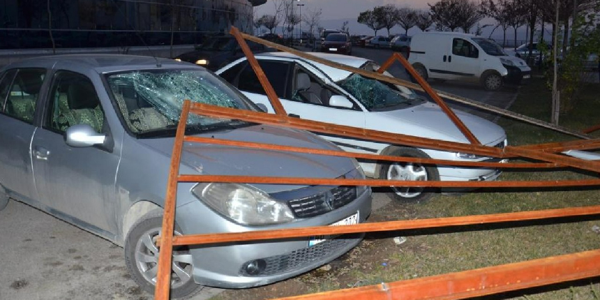 Fırtına nedeniyle uçan çatı, otomobillerin üzerine düştü!