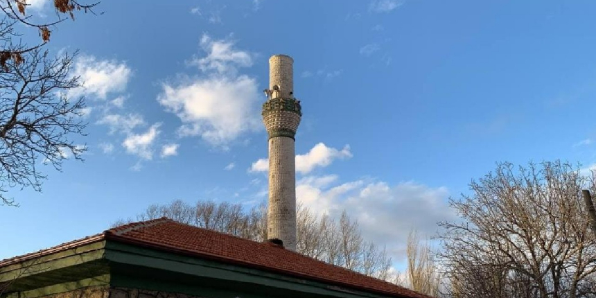 Şiddetli fırtına, cami minaresini yıktı!