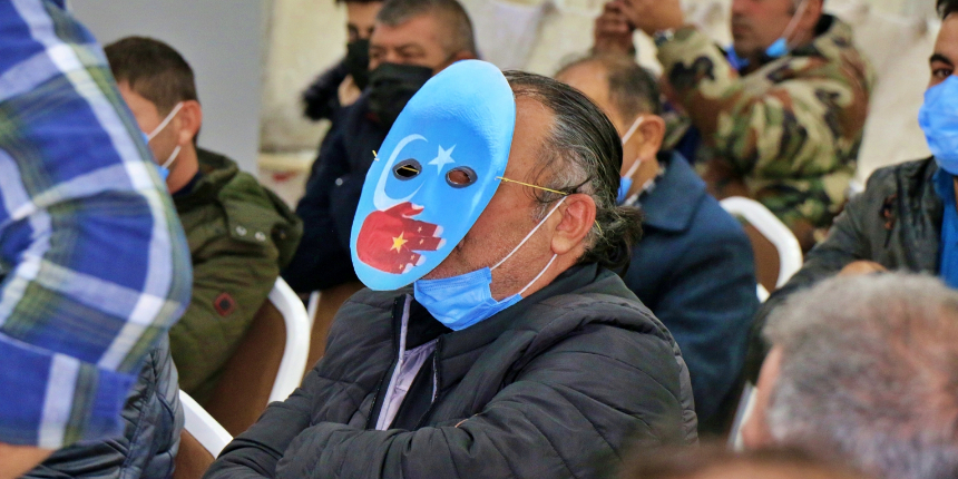 Perinçek protesto edildi: Karşısına geçip 'Uygur Türkü' maskesi taktı!