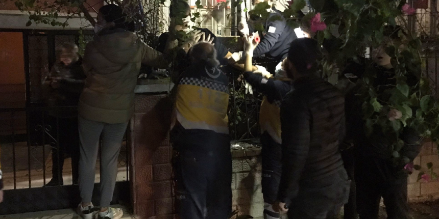6. kattan düşerek demir korkuluklara saplandı