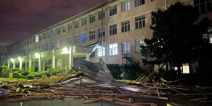 Trabzon'da hastane ve evlerin çatısı uçtu