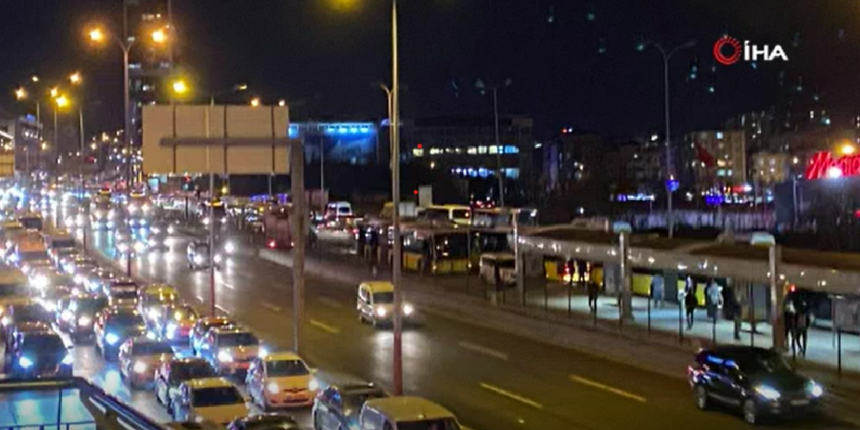 Metrobüs arızalandı, uzun kuyruklar oluştu