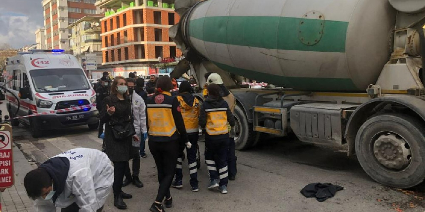 Karşıdan karşıya geçerken beton mikserinin altında kaldı!